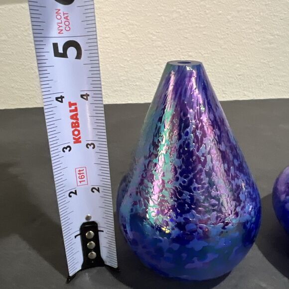 2 VINTAGE HANDBLOWN BLUE IRIDESCENT SMALL ART CRACKLE GLASS BUD VASE - Picture 5 of 14